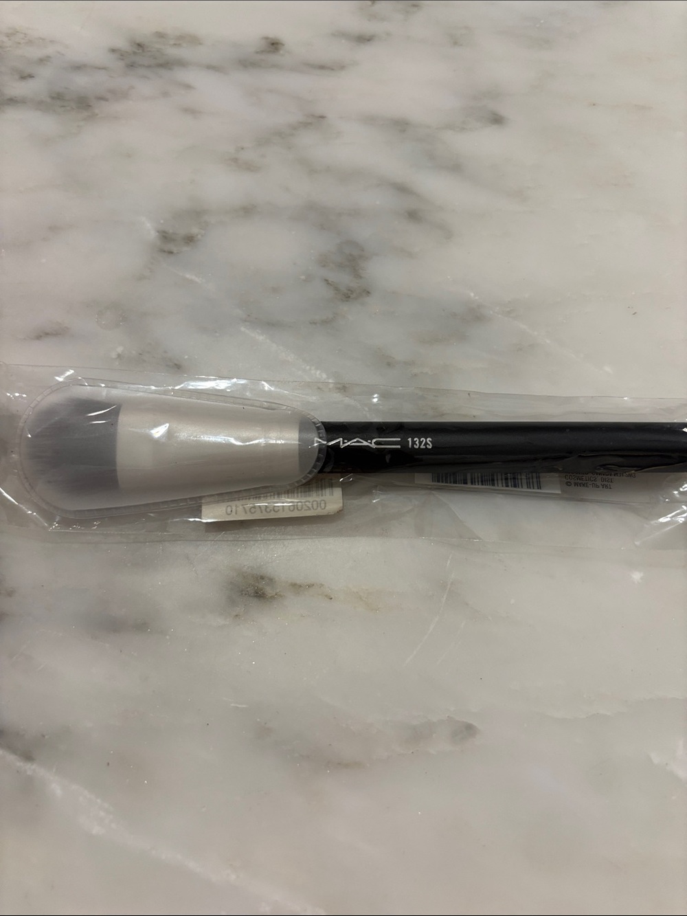 MAC Cosmetics 132S Black Handle White-Tipped Powder Brush